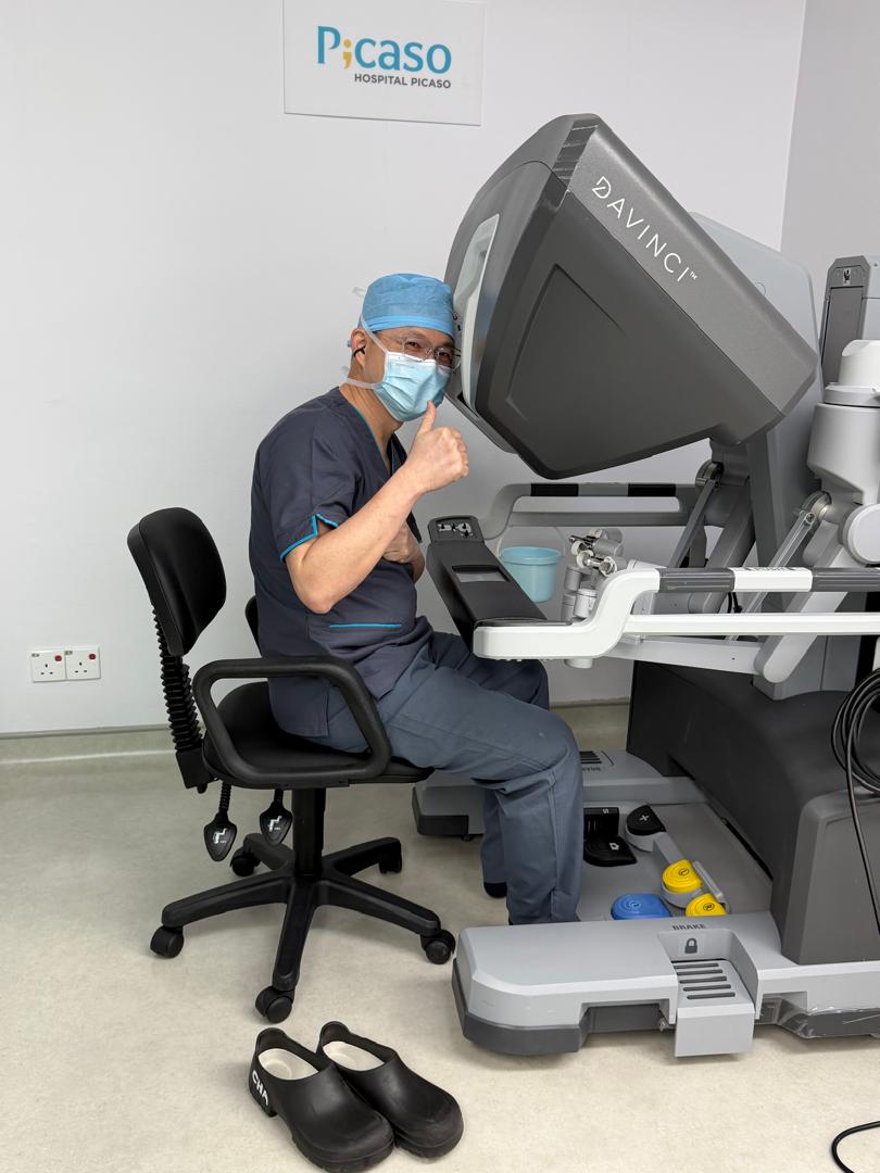 Dr Cha Kar Huei at the da Vinci robotic surgery console